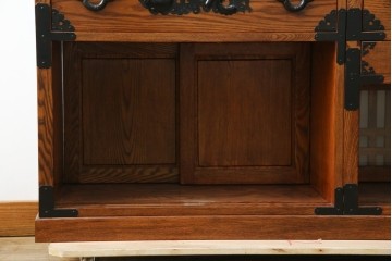 中古　美品　ニレ無垢材　格子意匠と金具装飾が美しい両面使いできる階段箪笥　(R-085708)