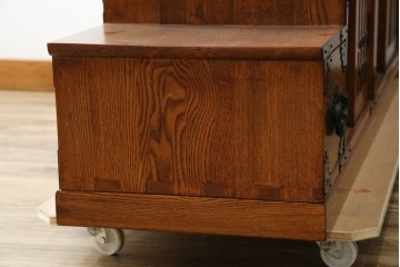 中古　美品　ニレ無垢材　格子意匠と金具装飾が美しい両面使いできる階段箪笥　(R-085708)