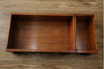 中古　美品　ニレ無垢材　格子意匠と金具装飾が美しい両面使いできる階段箪笥　(R-085708)