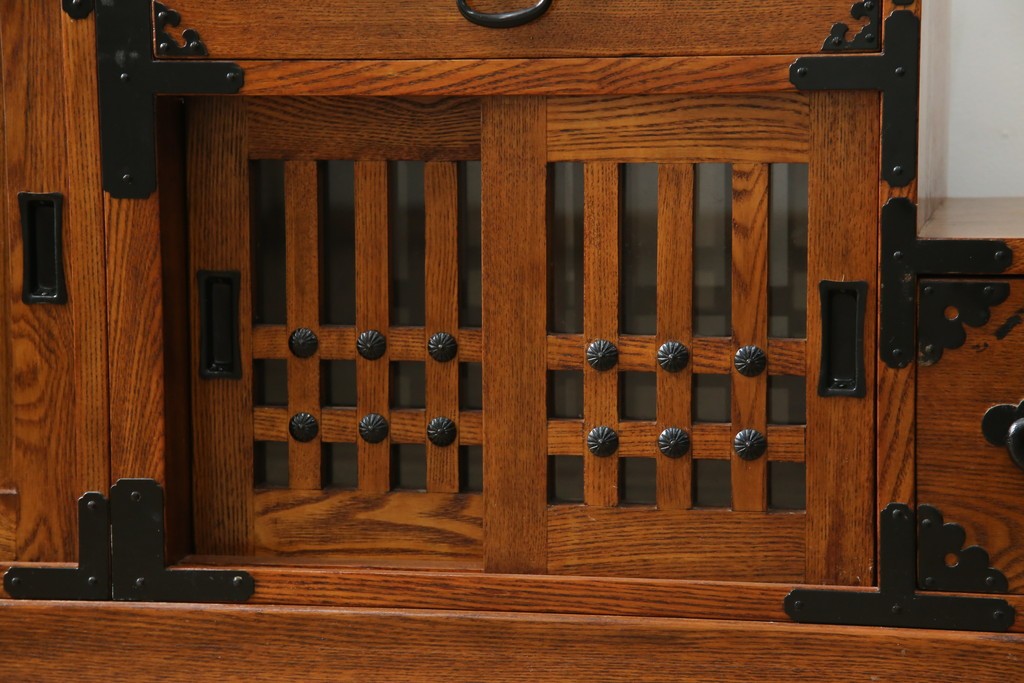 中古　美品　ニレ無垢材　格子意匠と金具装飾が美しい両面使いできる階段箪笥　(R-085708)