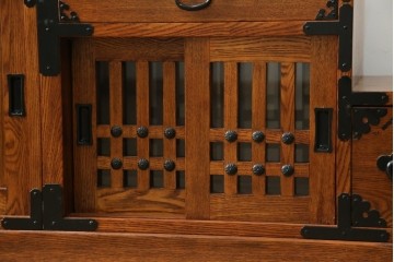 中古　美品　ニレ無垢材　格子意匠と金具装飾が美しい両面使いできる階段箪笥　(R-085708)