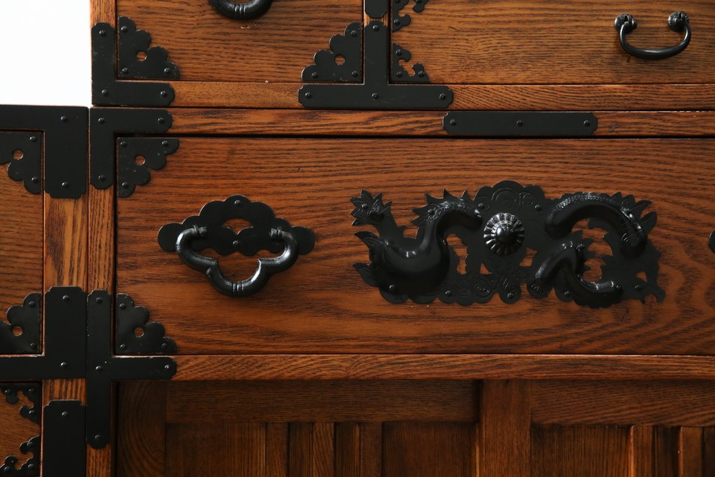 中古　美品　ニレ無垢材　格子意匠と金具装飾が美しい両面使いできる階段箪笥　(R-085708)