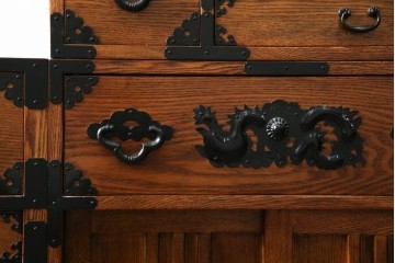 中古　美品　ニレ無垢材　格子意匠と金具装飾が美しい両面使いできる階段箪笥　(R-085708)