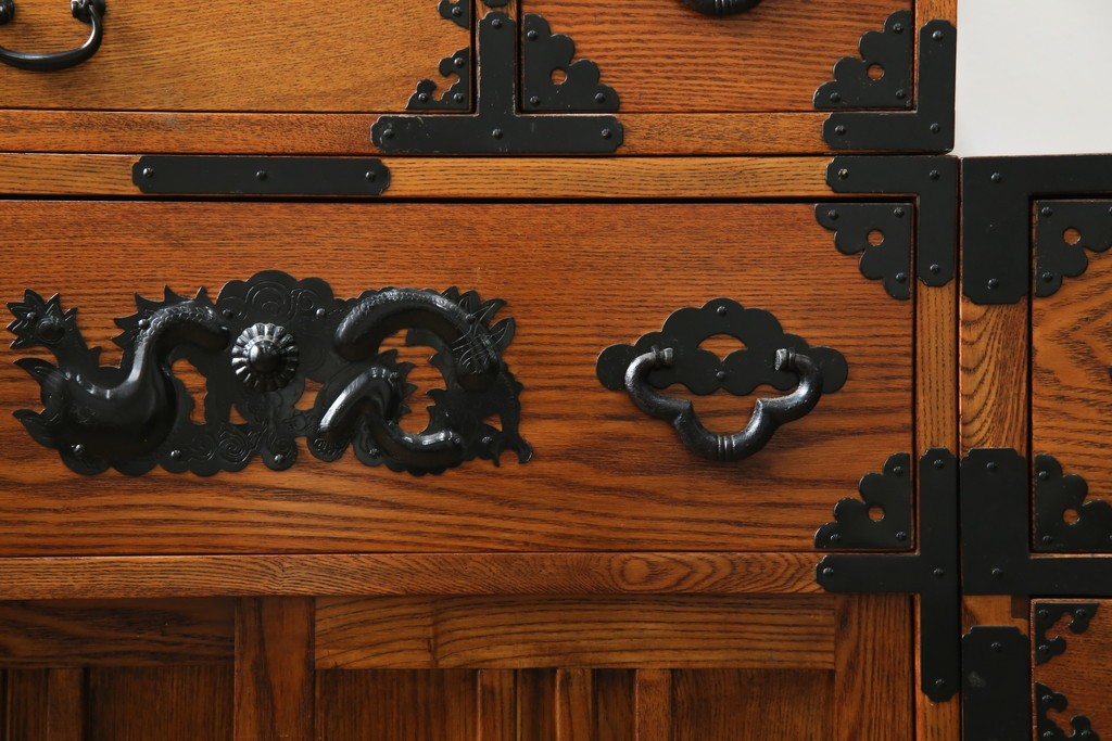 中古　美品　ニレ無垢材　格子意匠と金具装飾が美しい両面使いできる階段箪笥　(R-085708)