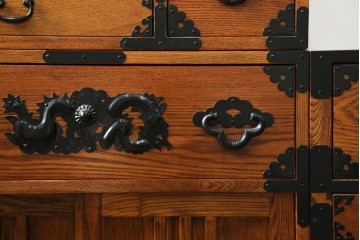 中古　美品　ニレ無垢材　格子意匠と金具装飾が美しい両面使いできる階段箪笥　(R-085708)