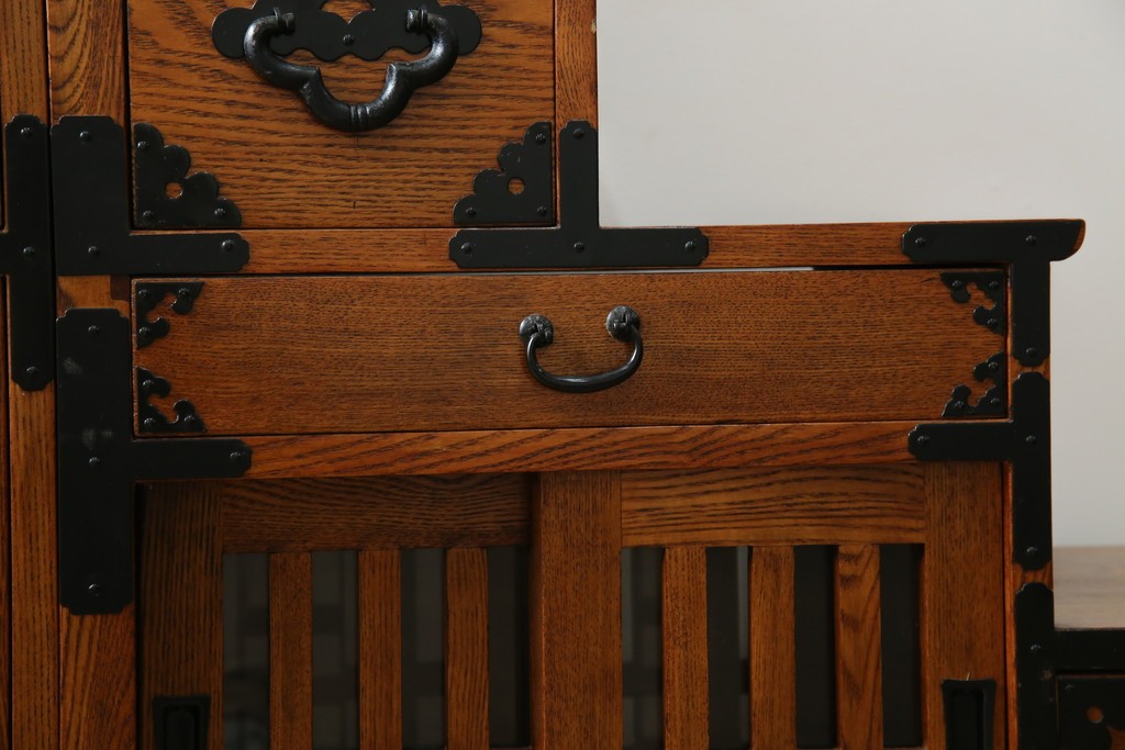 中古　美品　ニレ無垢材　格子意匠と金具装飾が美しい両面使いできる階段箪笥　(R-085708)