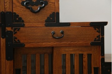 中古　美品　ニレ無垢材　格子意匠と金具装飾が美しい両面使いできる階段箪笥　(R-085708)