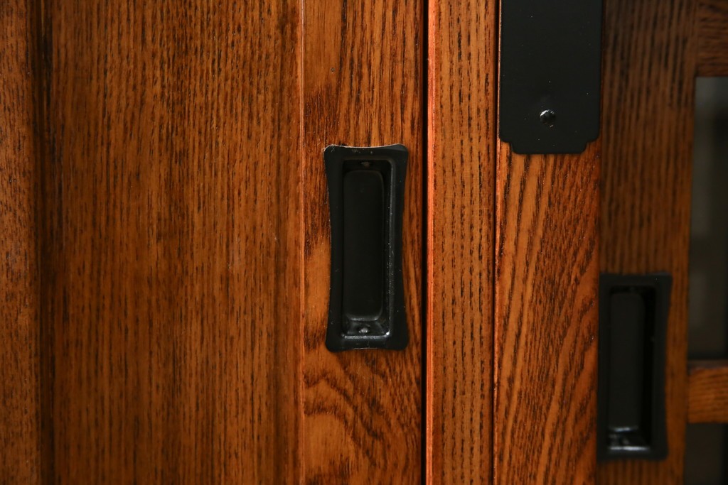 中古　美品　ニレ無垢材　格子意匠と金具装飾が美しい両面使いできる階段箪笥　(R-085708)