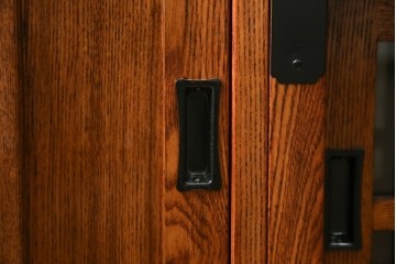 中古　美品　ニレ無垢材　格子意匠と金具装飾が美しい両面使いできる階段箪笥　(R-085708)