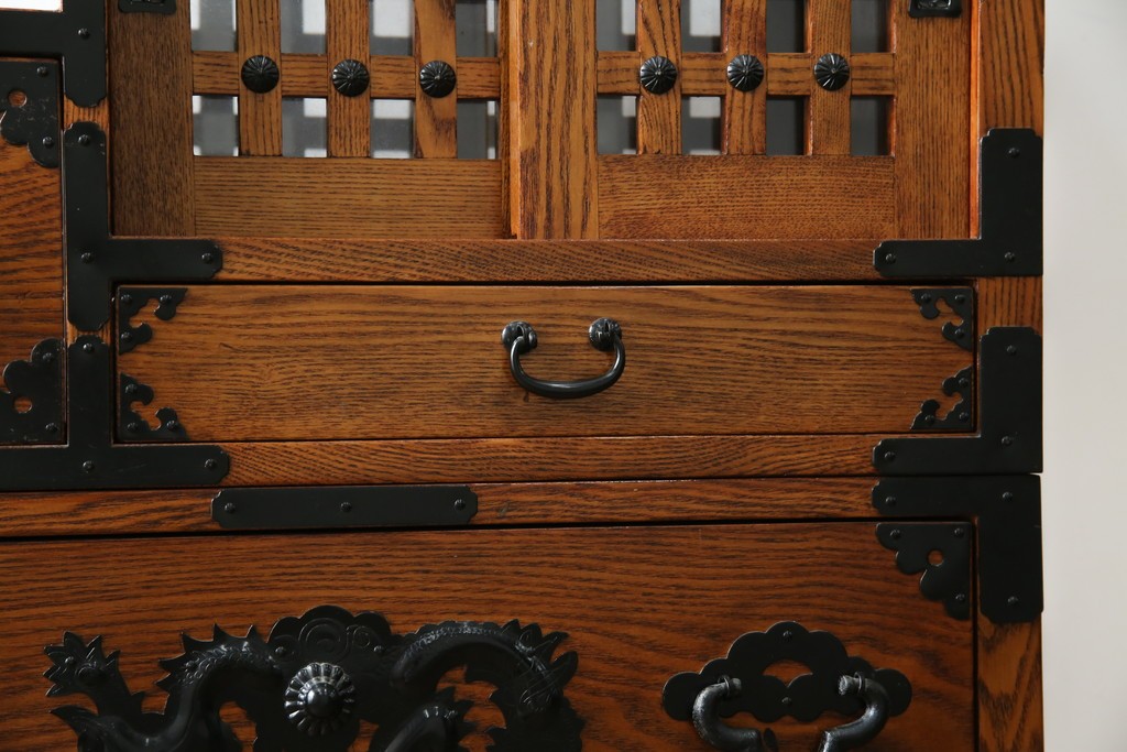 中古　美品　ニレ無垢材　格子意匠と金具装飾が美しい両面使いできる階段箪笥　(R-085708)