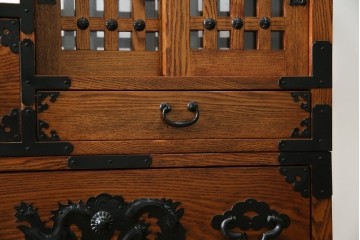 中古　美品　ニレ無垢材　格子意匠と金具装飾が美しい両面使いできる階段箪笥　(R-085708)