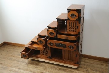中古　美品　ニレ無垢材　格子意匠と金具装飾が美しい両面使いできる階段箪笥　(R-085708)