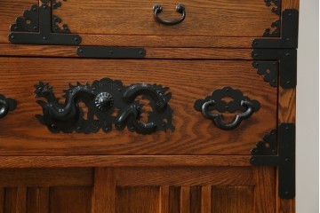 中古　美品　ニレ無垢材　格子意匠と金具装飾が美しい両面使いできる階段箪笥　(R-085708)