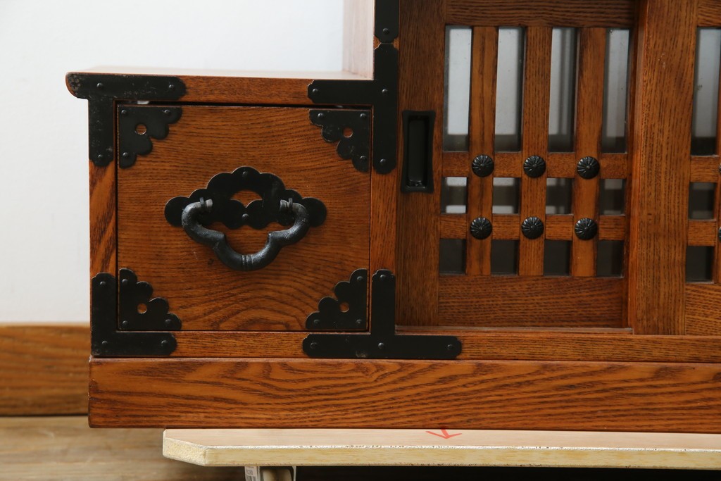 中古　美品　ニレ無垢材　格子意匠と金具装飾が美しい両面使いできる階段箪笥　(R-085708)