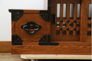中古　美品　ニレ無垢材　格子意匠と金具装飾が美しい両面使いできる階段箪笥　(R-085708)