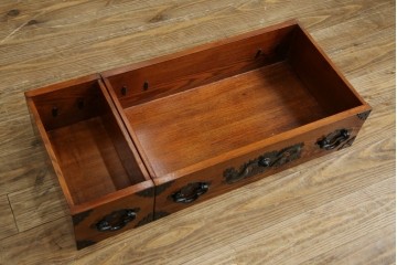 中古　美品　ニレ無垢材　格子意匠と金具装飾が美しい両面使いできる階段箪笥　(R-085708)