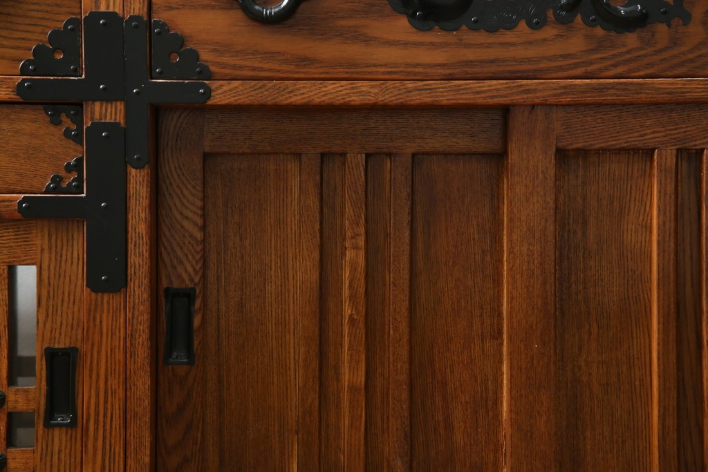 中古　美品　ニレ無垢材　格子意匠と金具装飾が美しい両面使いできる階段箪笥　(R-085708)