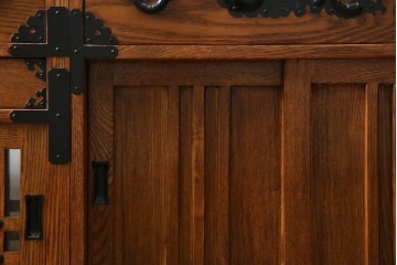 中古　美品　ニレ無垢材　格子意匠と金具装飾が美しい両面使いできる階段箪笥　(R-085708)