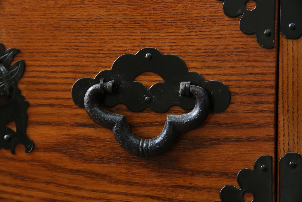 中古　美品　ニレ無垢材　格子意匠と金具装飾が美しい両面使いできる階段箪笥　(R-085708)