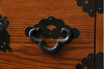 中古　美品　ニレ無垢材　格子意匠と金具装飾が美しい両面使いできる階段箪笥　(R-085708)