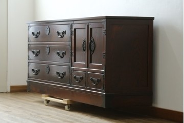 中古　志太民芸家具　深い色合いの木肌が美しいサイドボード　(R-085711)