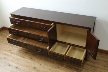 中古　志太民芸家具　深い色合いの木肌が美しいサイドボード　(R-085711)