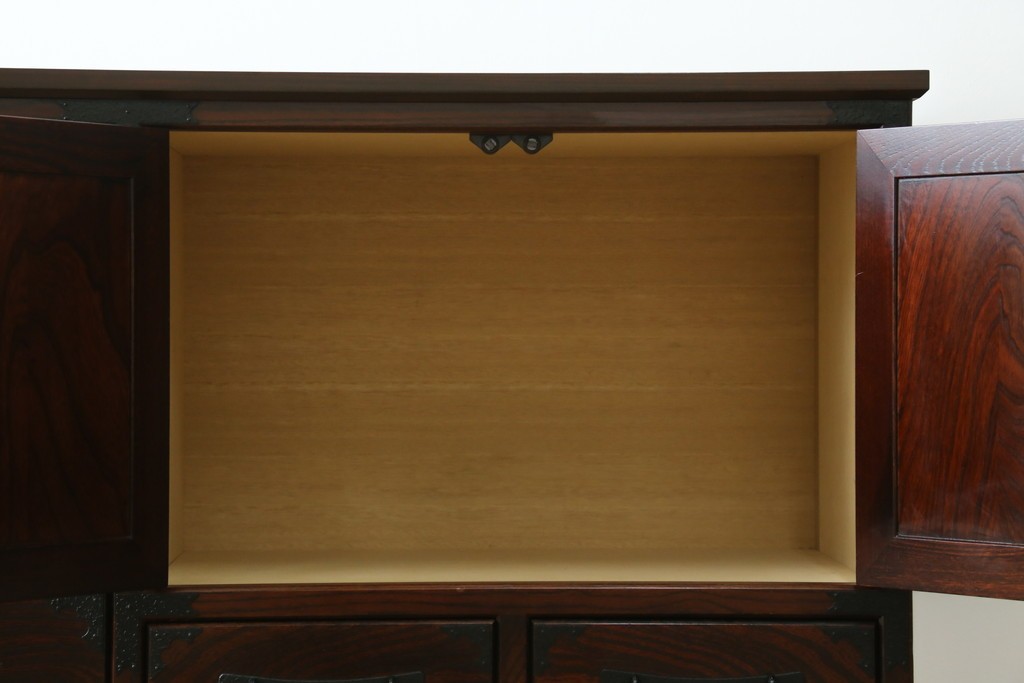 中古　志太民芸家具　深い色合いの木肌が美しいサイドボード　(R-085711)