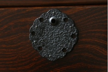 中古　志太民芸家具　深い色合いの木肌が美しいサイドボード　(R-085711)