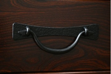 中古　志太民芸家具　深い色合いの木肌が美しいサイドボード　(R-085711)