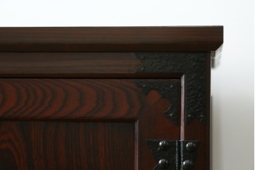 中古　志太民芸家具　深い色合いの木肌が美しいサイドボード　(R-085711)