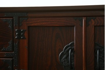 中古　志太民芸家具　深い色合いの木肌が美しいサイドボード　(R-085711)
