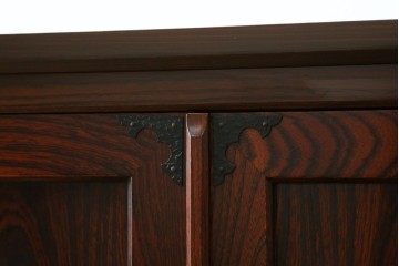 中古　志太民芸家具　深い色合いの木肌が美しいサイドボード　(R-085711)