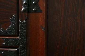 中古　志太民芸家具　深い色合いの木肌が美しいサイドボード　(R-085711)