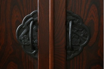 中古　志太民芸家具　深い色合いの木肌が美しいサイドボード　(R-085711)
