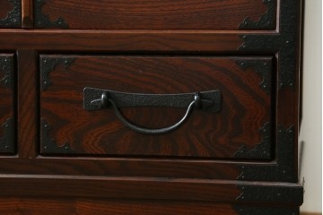 中古　志太民芸家具　深い色合いの木肌が美しいサイドボード　(R-085711)