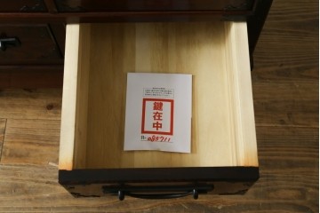 中古　志太民芸家具　深い色合いの木肌が美しいサイドボード　(R-085711)