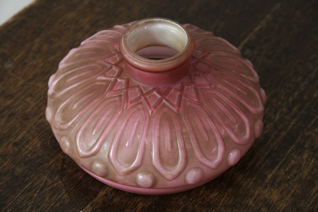 【簡易リペア限定品】　和製アンティーク　当時物　大正～昭和初期　柔らかなピンク色のレトロなオイルランプシェード　(R-085714)