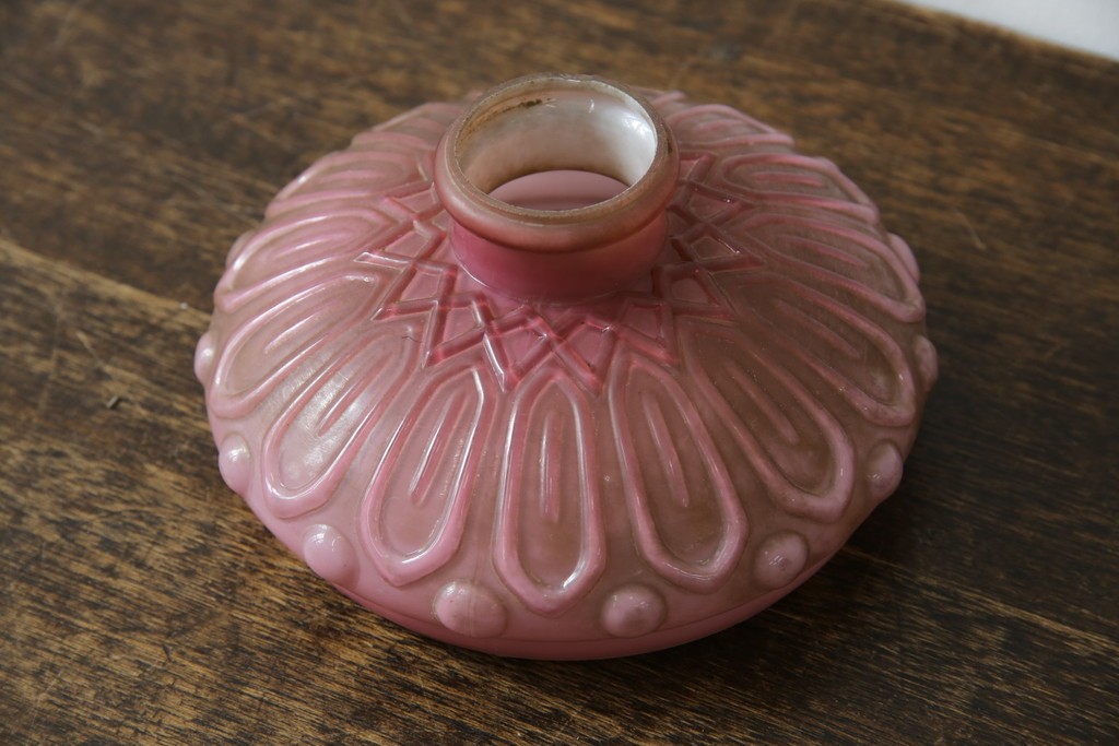 【簡易リペア限定品】　和製アンティーク　当時物　大正～昭和初期　柔らかなピンク色のレトロなオイルランプシェード　(R-085714)