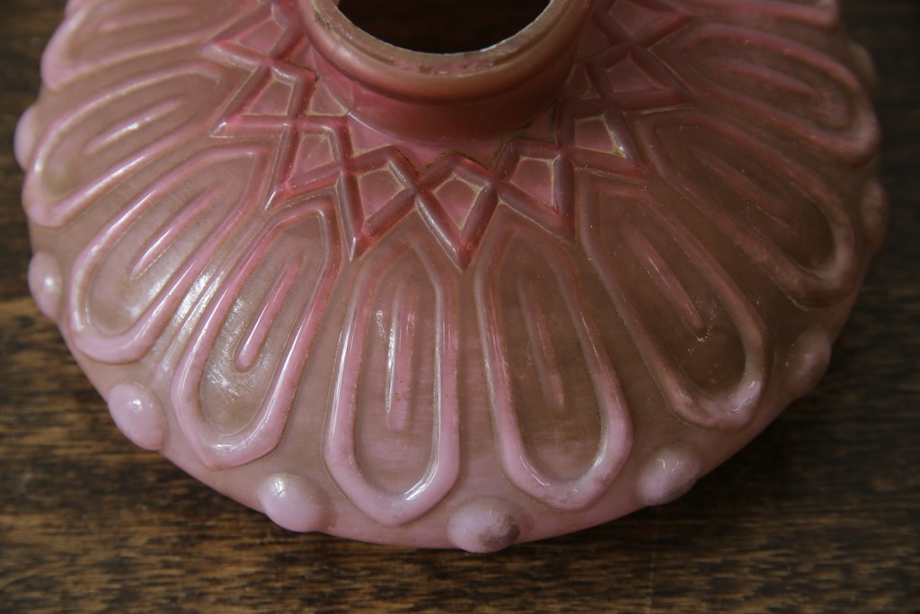 【簡易リペア限定品】　和製アンティーク　当時物　大正～昭和初期　柔らかなピンク色のレトロなオイルランプシェード　(R-085714)