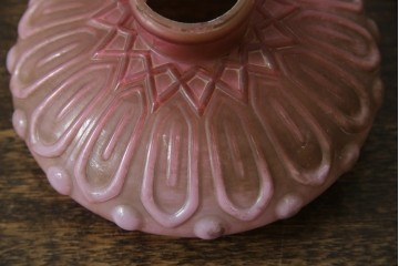 【簡易リペア限定品】　和製アンティーク　当時物　大正～昭和初期　柔らかなピンク色のレトロなオイルランプシェード　(R-085714)