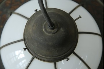 《引っ掛けシーリング式ペンダントライト加工費込み》　和製アンティーク　大正～昭和初期　凝ったデザインの真鍮飾りが目を引くペンダントライト　(R-085715)