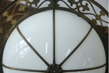 《引っ掛けシーリング式ペンダントライト加工費込み》　和製アンティーク　大正～昭和初期　凝ったデザインの真鍮飾りが目を引くペンダントライト　(R-085715)