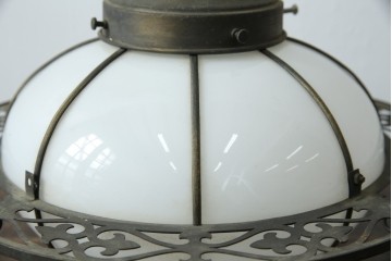 《引っ掛けシーリング式ペンダントライト加工費込み》　和製アンティーク　大正～昭和初期　凝ったデザインの真鍮飾りが目を引くペンダントライト　(R-085715)