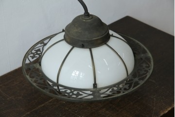 《引っ掛けシーリング式ペンダントライト加工費込み》　和製アンティーク　大正～昭和初期　凝ったデザインの真鍮飾りが目を引くペンダントライト　(R-085715)