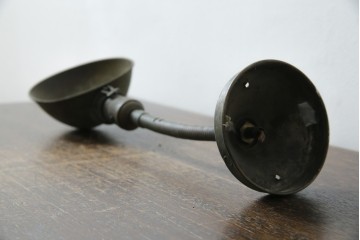 和製アンティーク　昭和初期　インダストリアルな雰囲気たっぷりの金属製アームが魅力的なウォールライト　(R-085717)