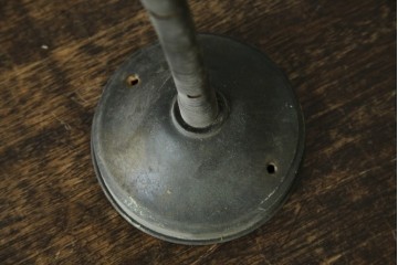 和製アンティーク　昭和初期　インダストリアルな雰囲気たっぷりの金属製アームが魅力的なウォールライト　(R-085717)