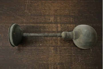 和製アンティーク　昭和初期　インダストリアルな雰囲気たっぷりの金属製アームが魅力的なウォールライト　(R-085717)