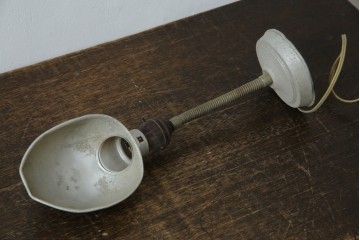 和製アンティーク　無骨な金属製アームがおしゃれなウォールライト　(R-085718)