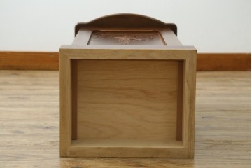 中古　美品　希少な廃番品　三越家具(現カントリーハウス)　Brugge(ブルージュ)　上品なバラの彫刻が入ったスリッパラック　(R-085719)