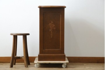 中古　美品　希少な廃番品　三越家具(現カントリーハウス)　Brugge(ブルージュ)　上品なバラの彫刻が入ったスリッパラック　(R-085719)